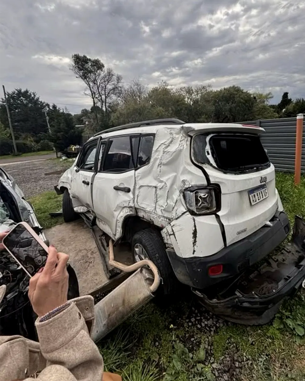Una persona filma el estado de la camioneta Jeep