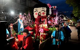 Carroza de la Asociación Japonesa de Escobar, decorada con una gran escultura central con el rostro de una muñeca oriental tradicional.