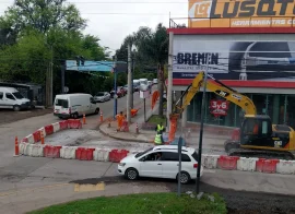 Personal de Autopistas del Sol trabajando sobre la Colectora Oeste.