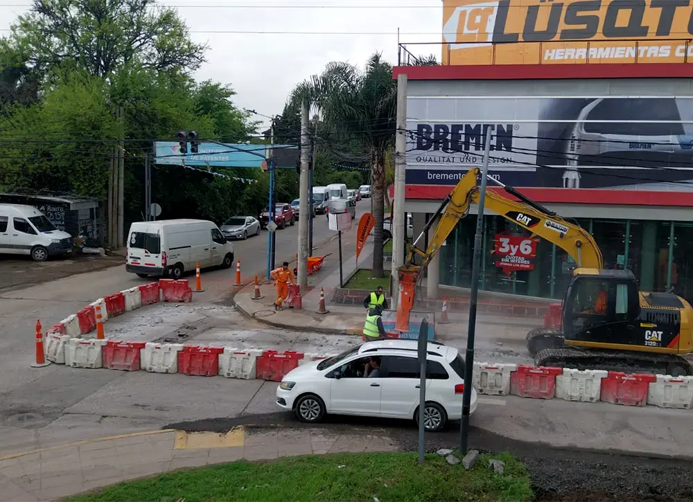 Personal de Autopistas del Sol trabajando sobre la Colectora Oeste.
