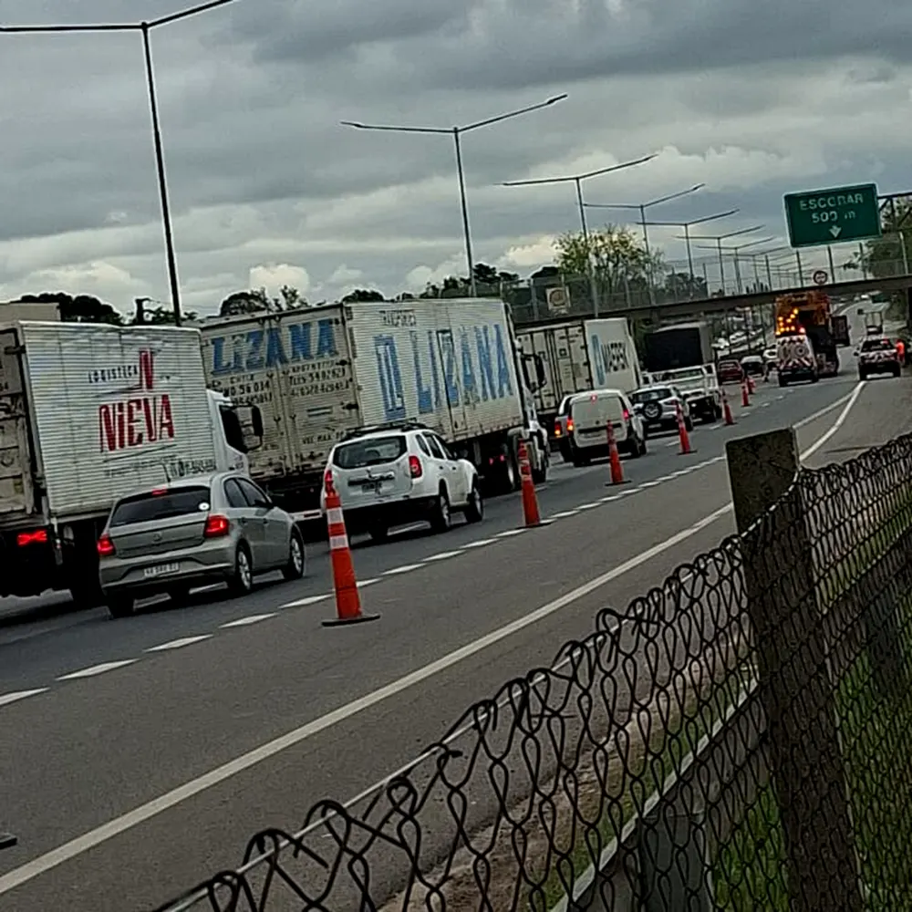 Fila de camiones y autom&oacute;viles transitando lentamente por la autopista Panamericana.