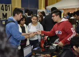 Alumnos en una exposición técnica.