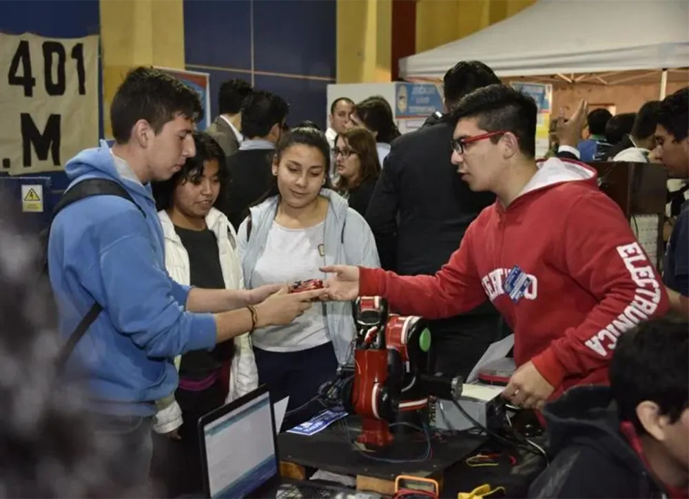 expo tecnica escobar Alumnos en una exposición técnica.