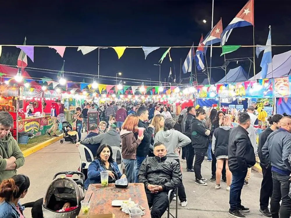 Gente en la feria D’Gustar.