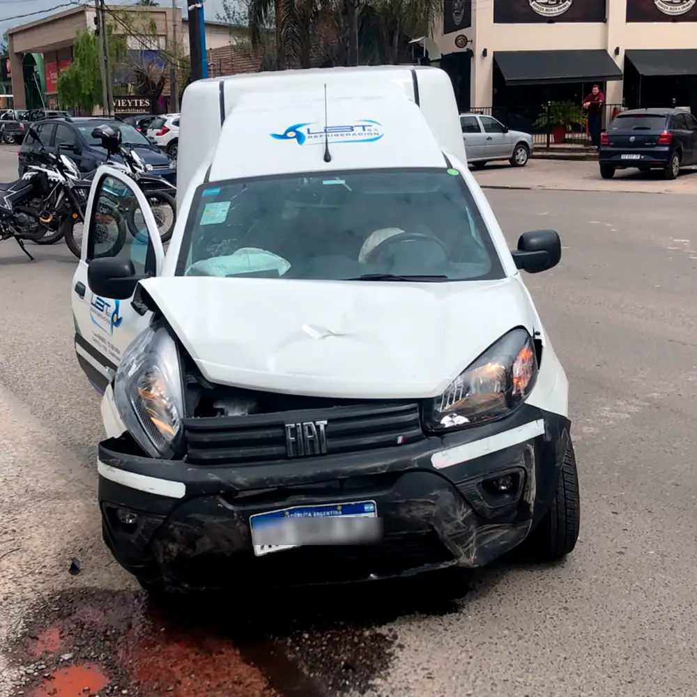 El Fiat Fiorino con visibles da&ntilde;os en el capot.