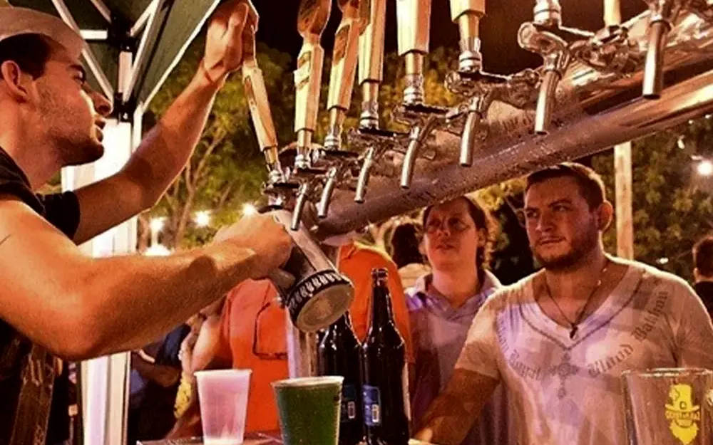 Persona con una chopera en una fiesta de la cerveza