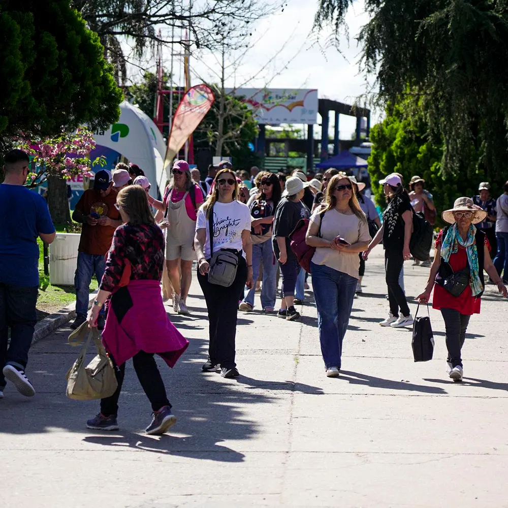 Personal recorriendo el predio de la Fiesta de la Flor.