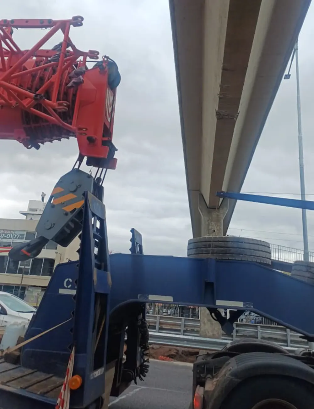 Cami&oacute;n detenido a pocos cent&iacute;metros de la estructura de la pasarela de hormig&oacute;n en la autopista.