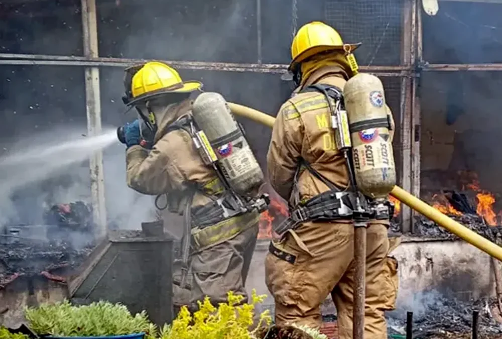 Voraz incendio destruyó el quincho de una vivienda familiar en Garín