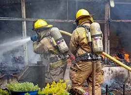 Voraz incendio destruyó el quincho de una vivienda familiar en Garín