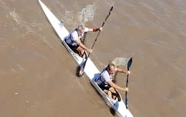 Dupla escobarense compitiendo en el mundial de canotaje 2026
