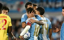 Nico González saluda a Messi tras el partido ante Benín