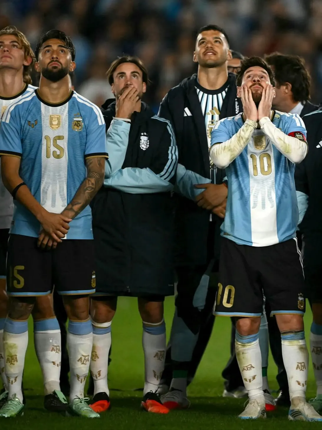Nicol&aacute;s Gonz&aacute;lez y otros jugadores acompa&ntilde;an a Messi en el homenaje post partido.