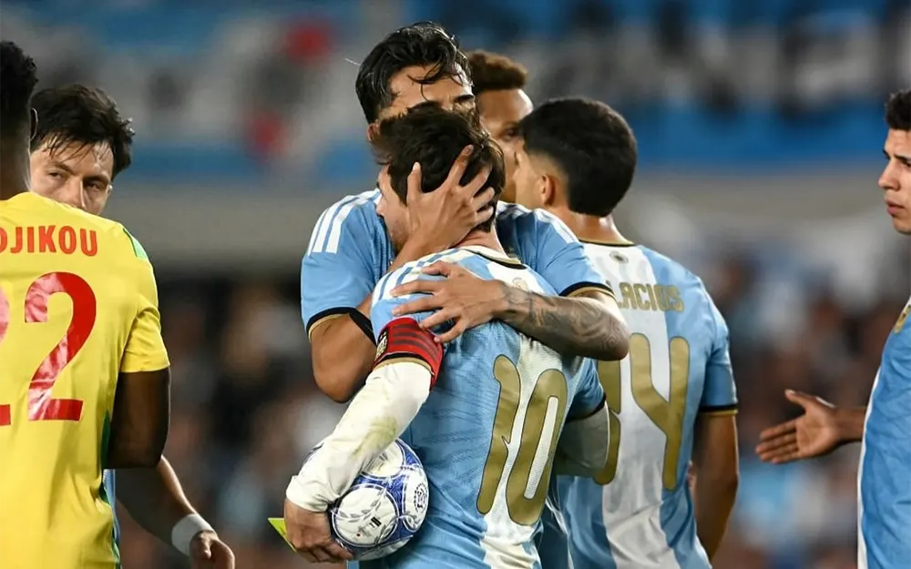 Nico González saluda a Messi tras el partido ante Benín