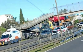 Dos grúas trabadas debajo del puente peatonal del kilómetro 50.
