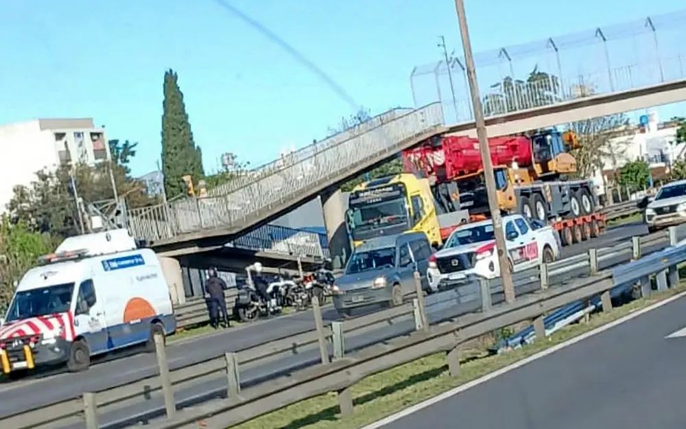 De no creer: otra vez un camión chocó el puente peatonal del kilómetro 50