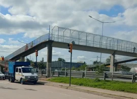 Pasarela del kilómetro 50 de la autopista.