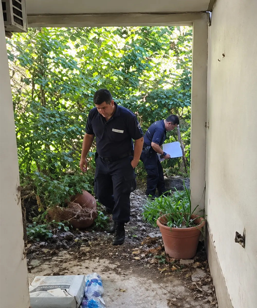 Polic&iacute;as inspeccionan el terreno lindero a la joyer&iacute;a robada