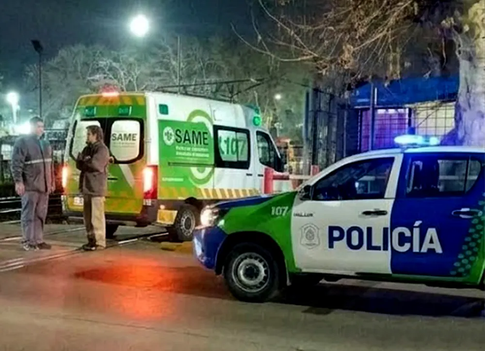 same y policia Una ambulancia y un patrullero en tapia de cruz y vías tras el desfile de carrozas