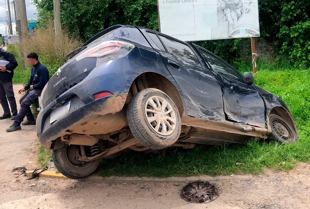 Violento choque en la entrada de El Cazador: un auto terminó dentro de una zanja
