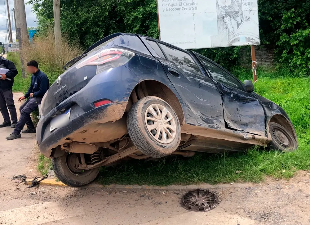 El Renault Sandero en la zanja tras en choque en El Cazador.