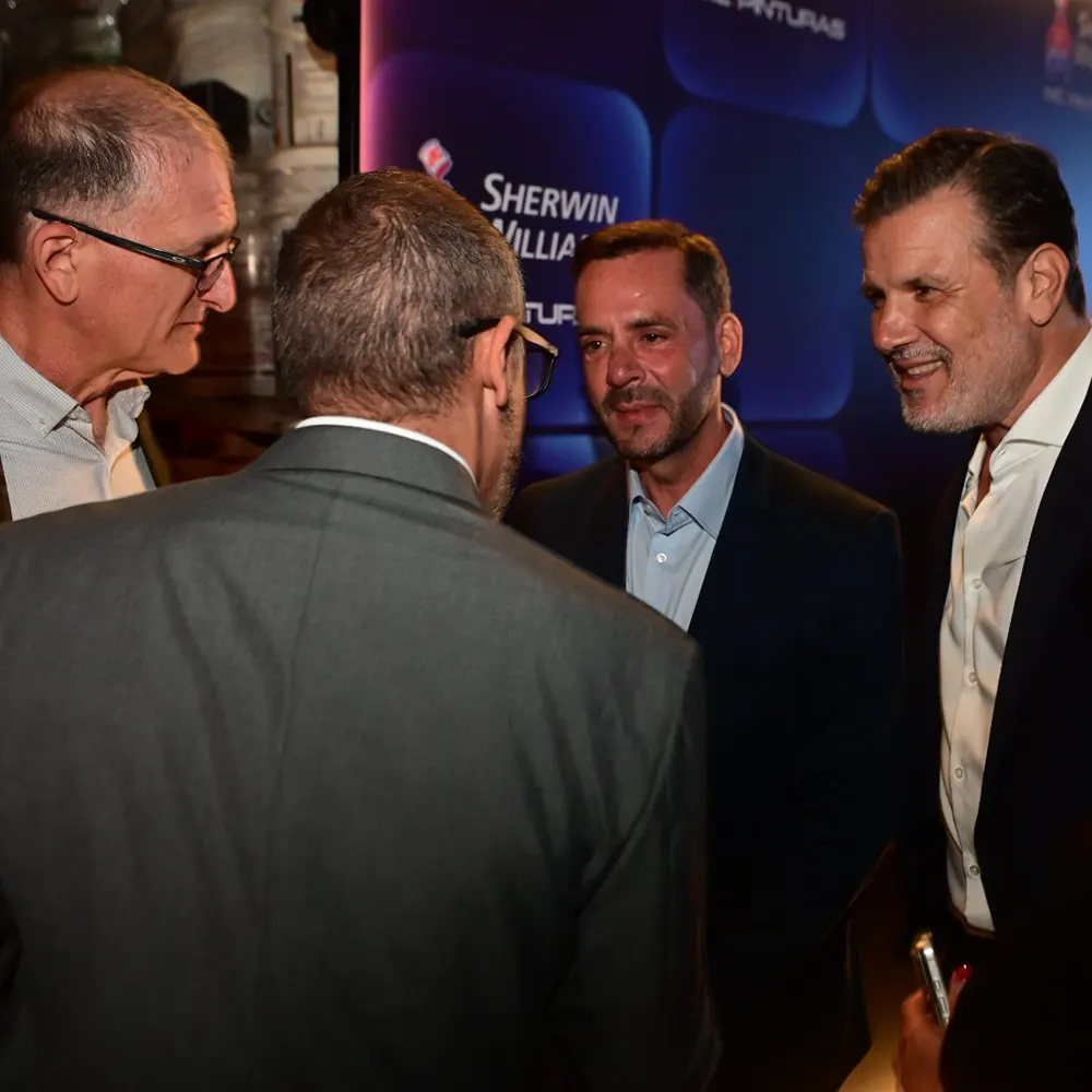 Autoridades de Sherwin Williams dialogan con el Intendente.