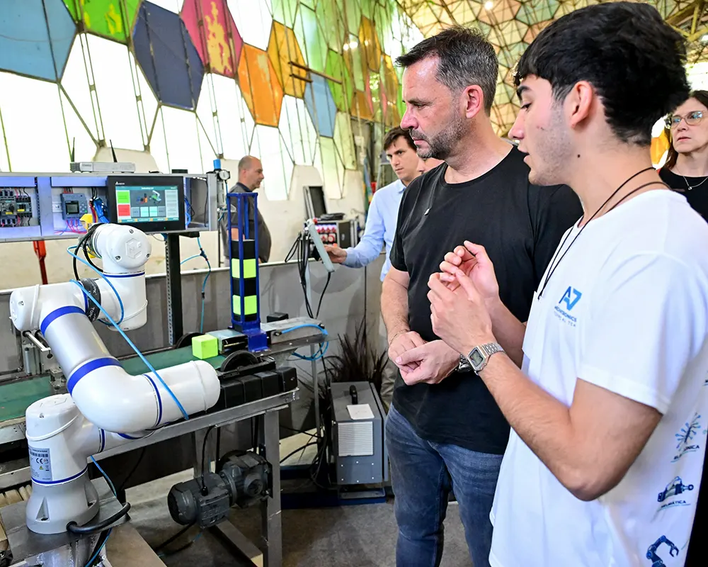 Sujarchuk y un alumno en la expo t&eacute;cnica.