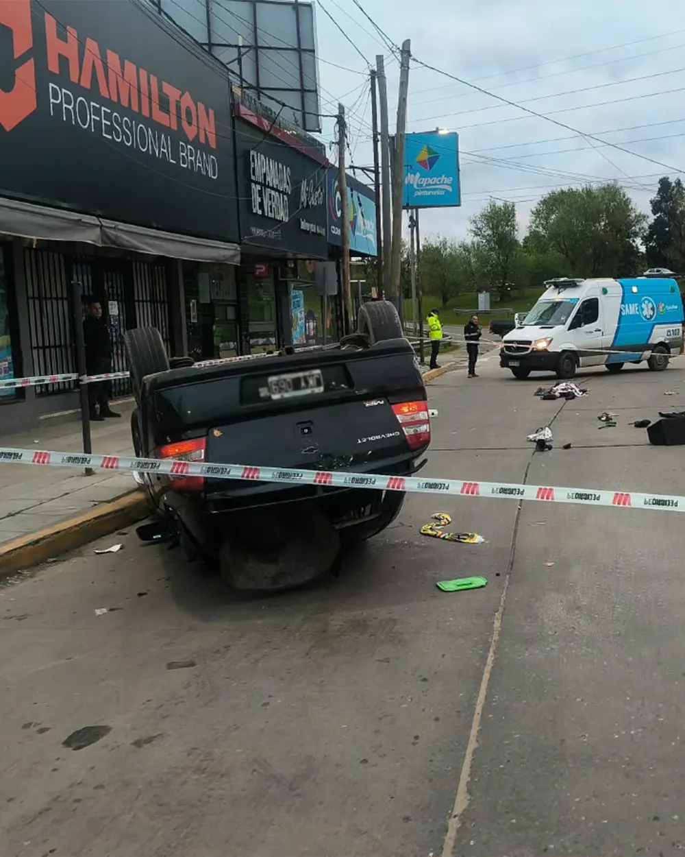 El Chevrolet Astra que protagoniz&oacute; el vuelco, sobre la avenida Villanueva