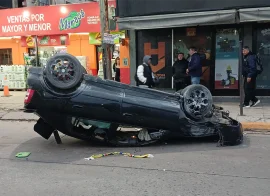 Auto volcado en la avenida Villanueva