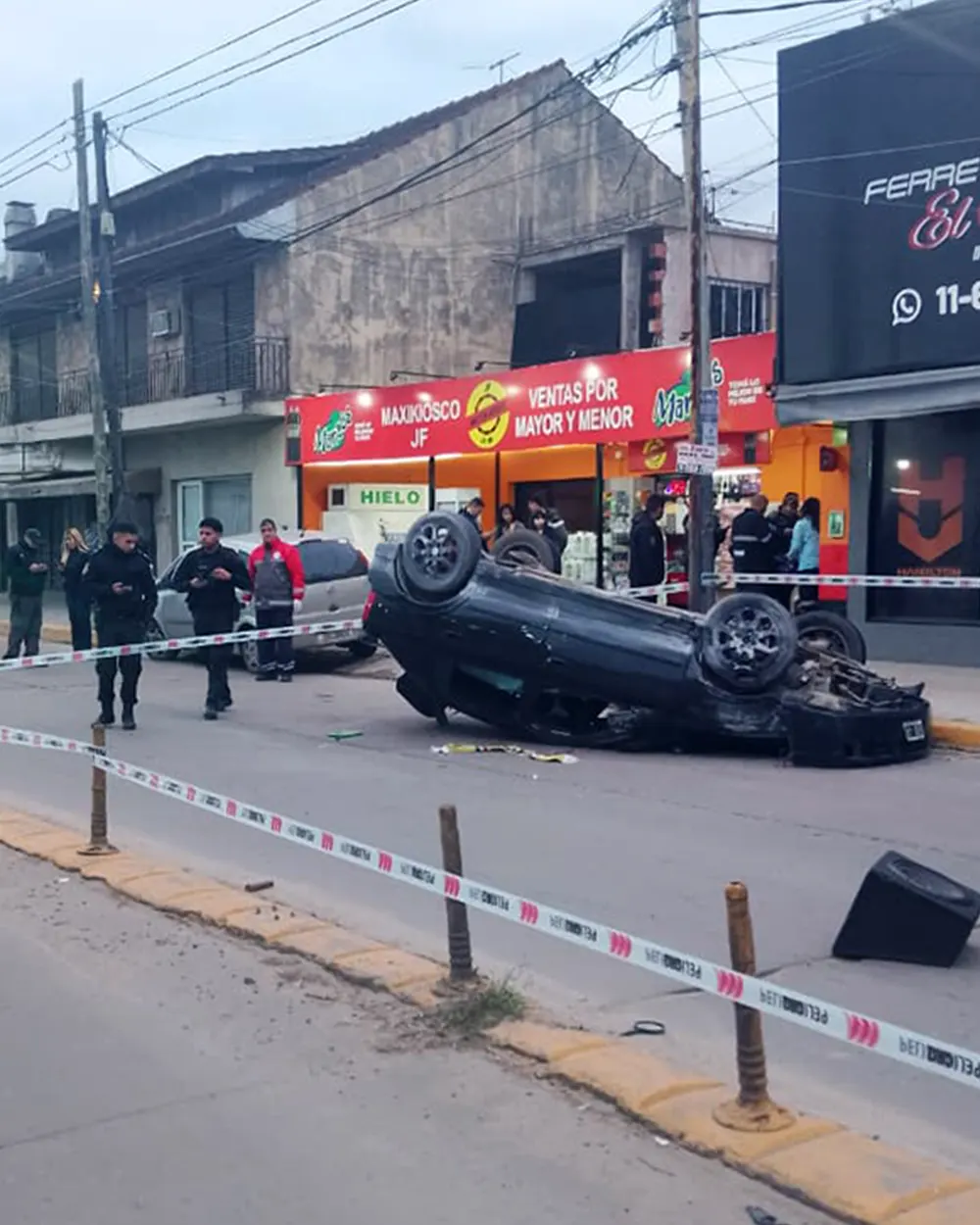 Polic&iacute;as y Defensa Civil en el lugar del vuelco